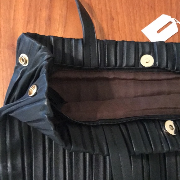 NWT black vegan expandable pleated shoulder bag! - Picture 7 of 11